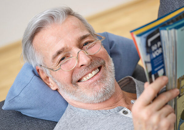 Anw._BINOmetallS2_Gold_ZeitschriftLesen_quer